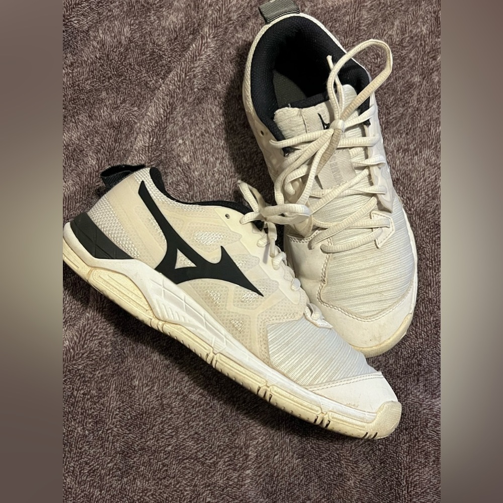 Women’s Mizuno workout shoes/indoor hitting (NOT Turfs)